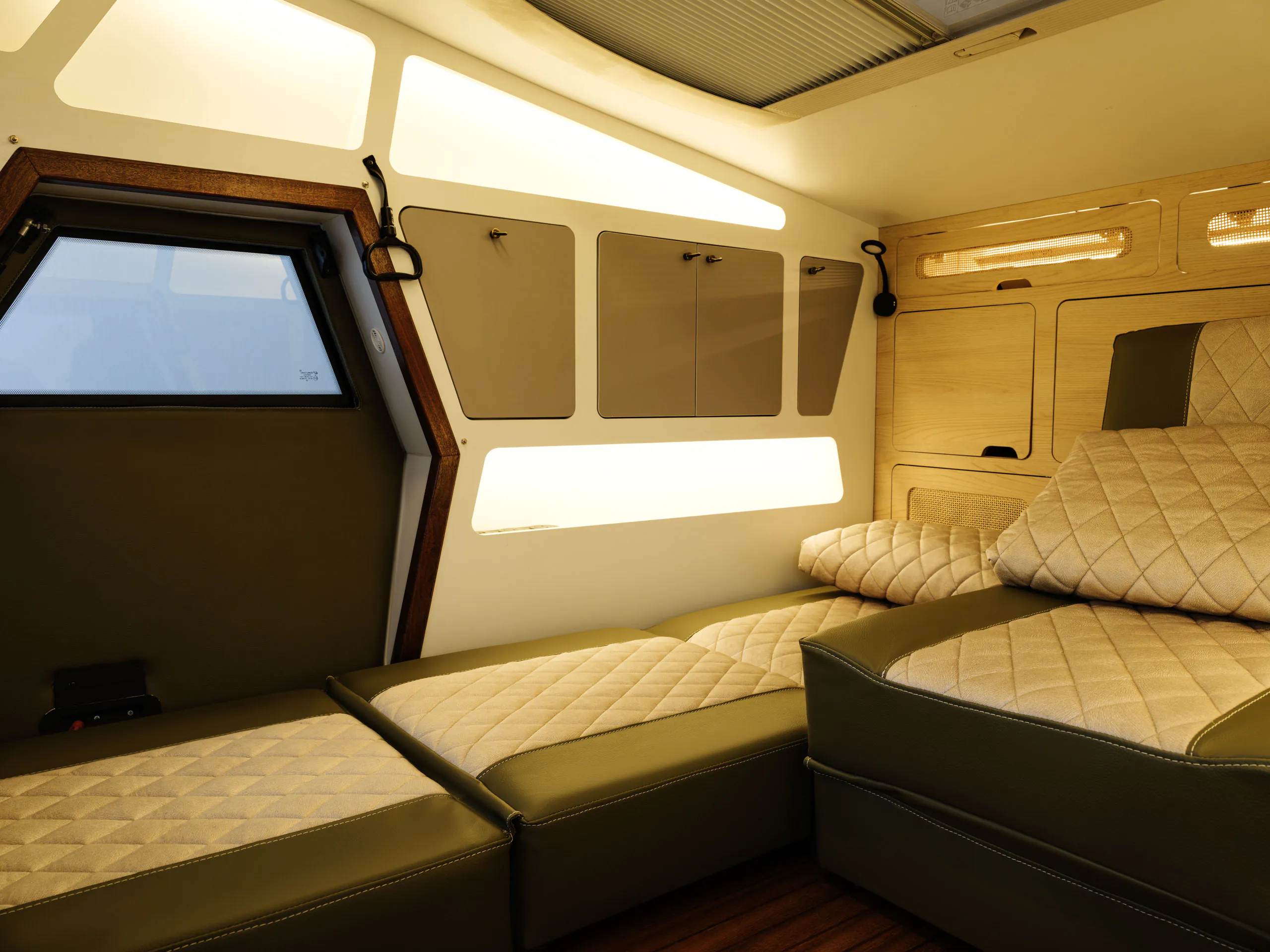 220 Elektrik/USB/Typec Çıkışları